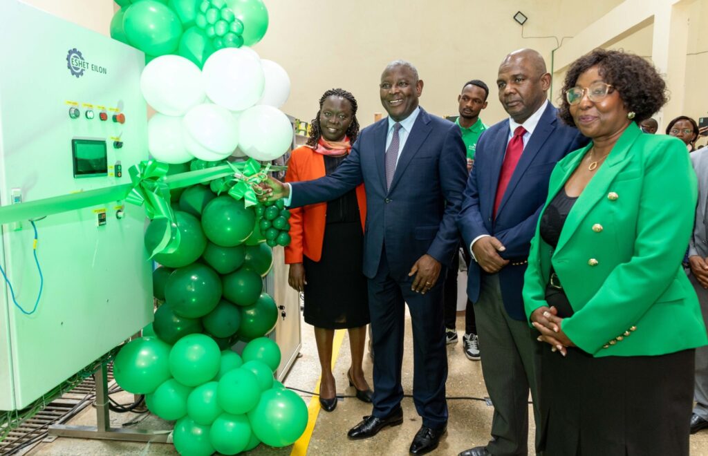 Equity Group Managing Director and CEO Dr James Mwangi (2 nd left) cut the ribbon to signify the commissioning of the packing machine. Looking on are (l-r) Director at Horticultural Crops Directorate Dr Christine Chesaro, Karakuta Chairman Mtalaki Mwashimba and Karakuta CEO Grace Ngungi.